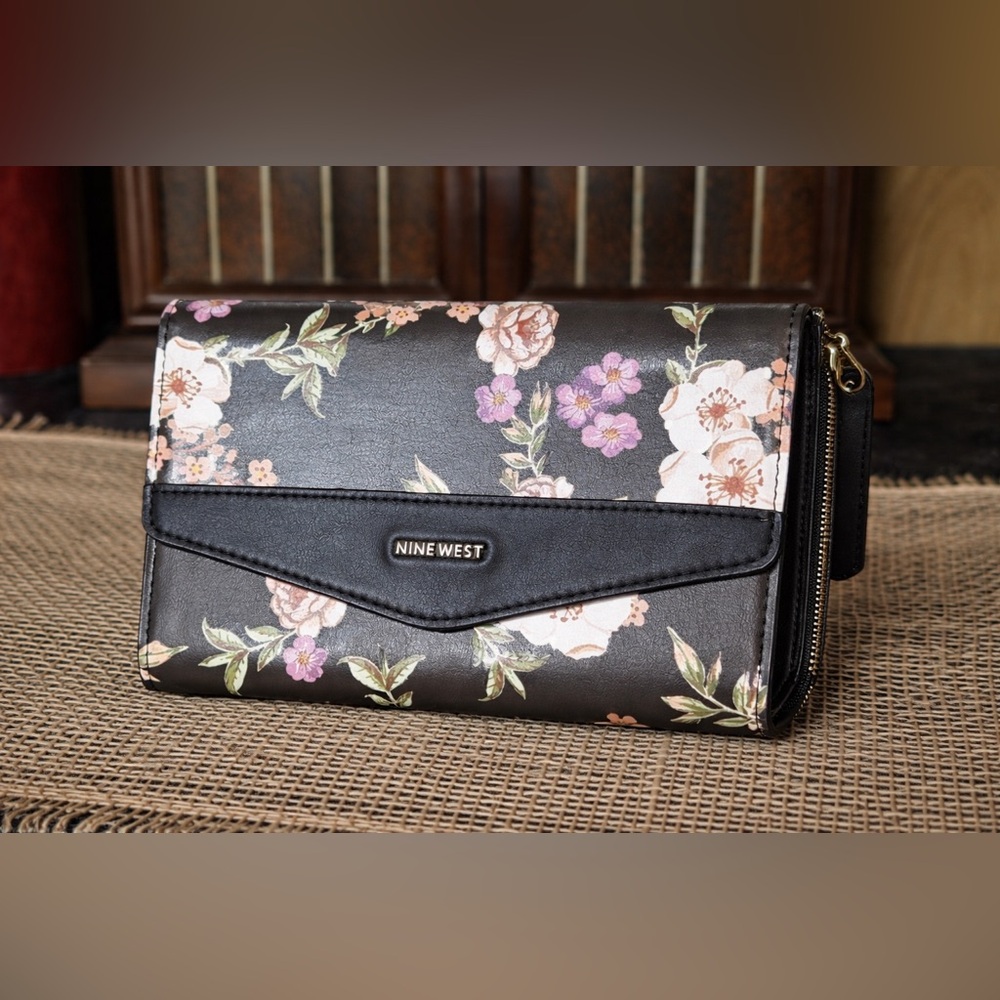Nine West Black Floral Wallet Organizer Multi Color Clutch Wallet